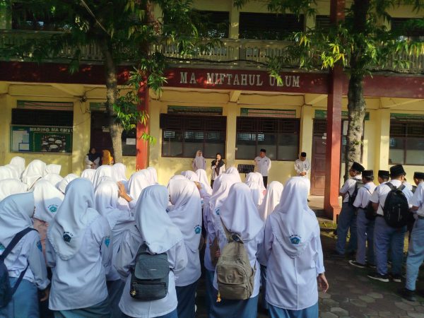 3 Kunci Sukses: Pesan Inspiratif Ibu Ari Minggowati Menguatkan Spirit Ibadah, Bakti Orang Tua, dan Semangat Belajar Siswa MA Miftahul Ulum