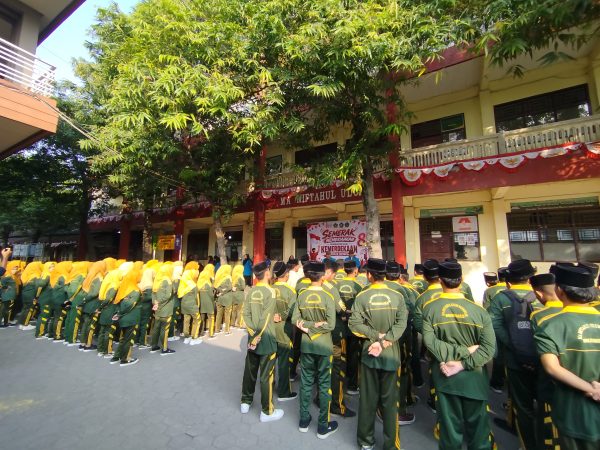 Bu Silvi Rahmawati, S.Pd. Ajak Semangat Kemerdekaan di MA Miftahul Ulum: Bukan Sekadar Lomba, tetapi Belajar Bersatu dan Menghargai Perbedaan